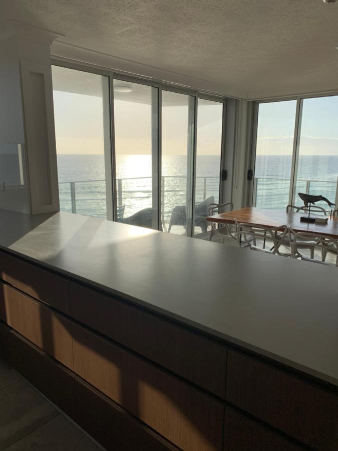 Pacific Regis Beachfront Holiday Apartments Gold Coast Buitenkant foto
